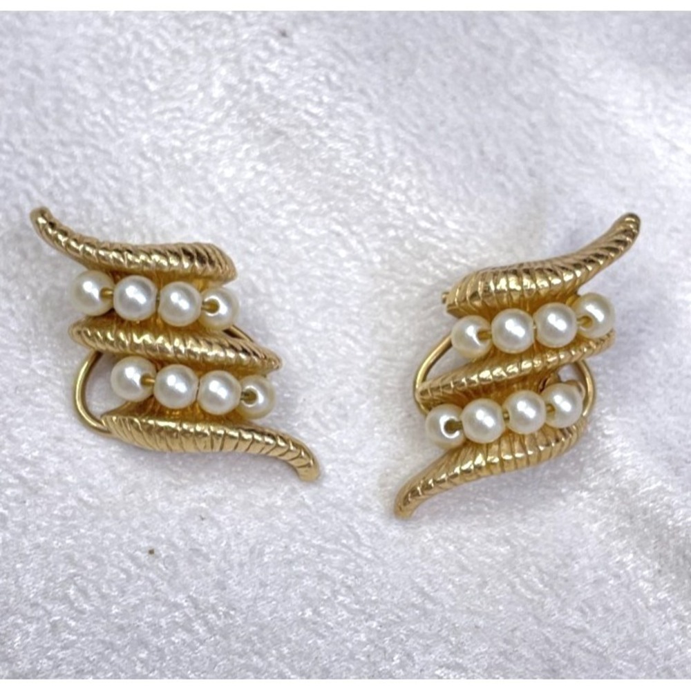 Vintage Signed Napier Pat Pend Faux Pearl Ribbed Wing Clip On Earrings 50s